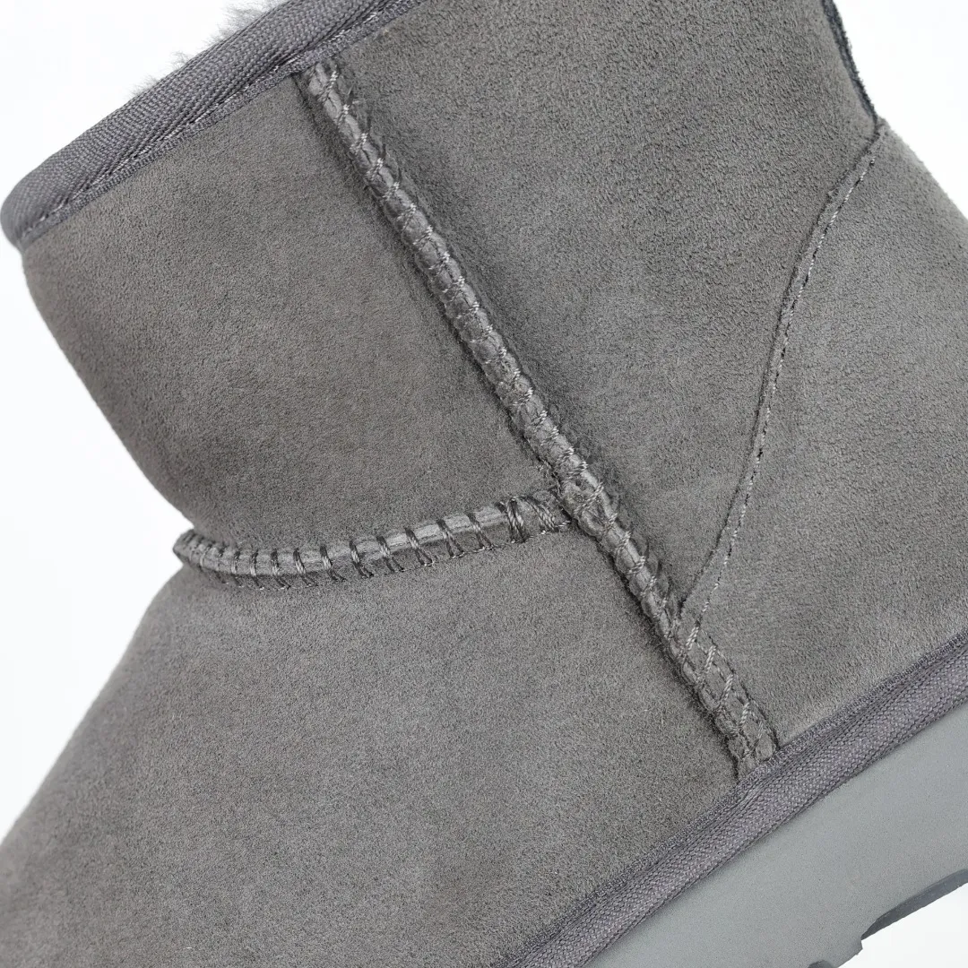 Pick up locally 💰520, core recommendation, good price, UGG Classic Mini mid-tube series, Xiaohongshu hot model, Henan Longfeng leather production, sheepskin and wool integration, top quality in the market, 2-3 cm cashmere insole, keeping warm in winter, suitable for home use. In the new year, uug launched a style series, which is partially biased towards the preferences of young consumers, and has also been at the forefront of fashion trends. Shoe body material, water-repellent coated suede upper 17mm UGGPURE™ implanted wool insole Lightweight non-slip comfortable rubber outsole With brand LOGO Trademark Comes with full packaging Size: 35 36 37 38 39 40